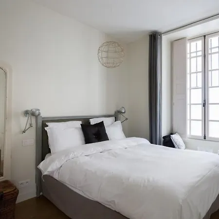 Charming In Le Marais Parigi
